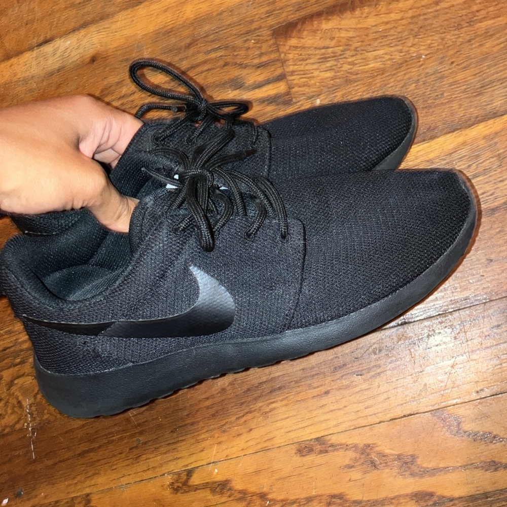 Nike All Black Roshe Run Sneaker